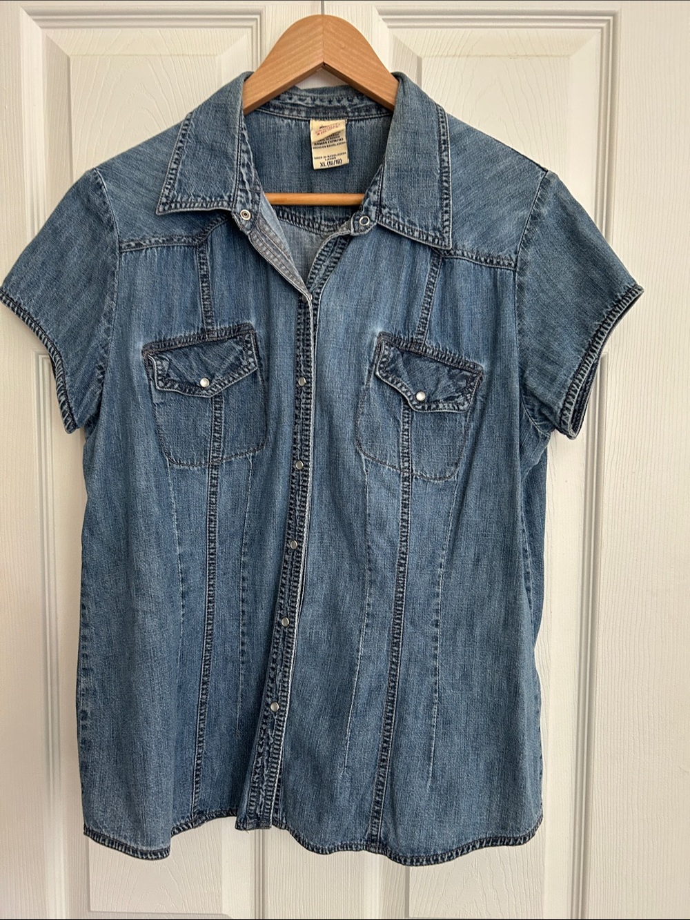 Women’s Faded Glory Denim Button-Up Shirt in Medium Blue, size XL